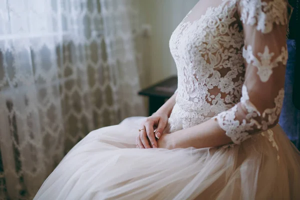 Mãos e pés da noiva. Close-ups, mãos juntas, dedos — Fotografia de Stock