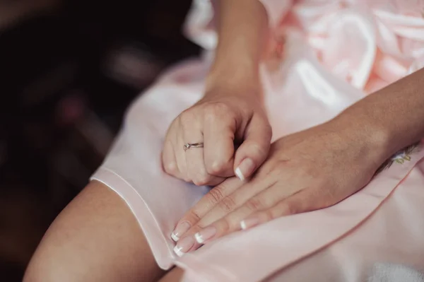 Kezek és lábak, a menyasszony. Közelképek, kezek, ujjak — Stock Fotó