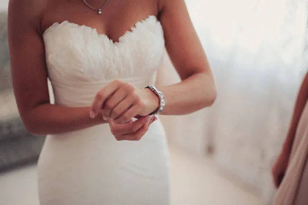 Karkötő a menyasszony kezét. A menyasszony gyönyörű ékszerek — Stock Fotó