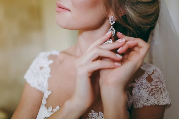 Bride and earrings. Beautiful jewelry for the bride — Stock Photo, Image