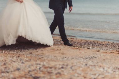 Damat ve gelinin ayak plaj