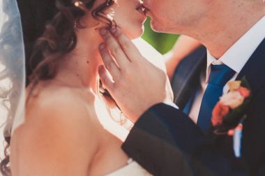 Kum bir yürüyüş gelin ve damat deniz alanı günbatımı mimari düğün çift çimen