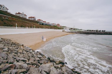 Kum bir yürüyüş gelin ve damat deniz alanı günbatımı mimari düğün çift çimen