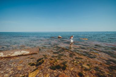Kum bir yürüyüş gelin ve damat deniz alanı günbatımı mimari düğün çift çimen