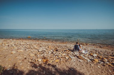 Kum bir yürüyüş gelin ve damat deniz alanı günbatımı mimari düğün çift çimen