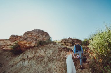 Kum bir yürüyüş gelin ve damat deniz alanı günbatımı mimari düğün çift çimen