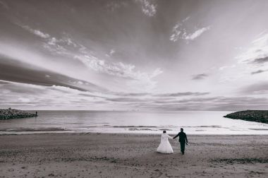 Kum bir yürüyüş gelin ve damat deniz alanı günbatımı mimari düğün çift çimen