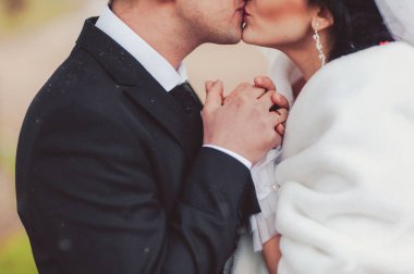 Kum bir yürüyüş gelin ve damat deniz alanı günbatımı mimari düğün çift çimen