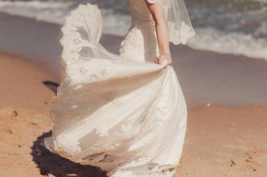 Kum bir yürüyüş gelin ve damat deniz alanı günbatımı mimari düğün çift çimen