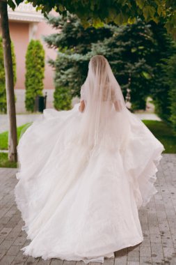 Kum bir yürüyüş gelin ve damat deniz alanı günbatımı mimari düğün çift çimen