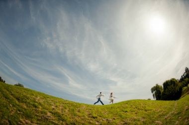 Kum bir yürüyüş gelin ve damat deniz alanı günbatımı mimari düğün çift çimen