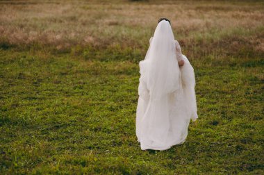 Kum bir yürüyüş gelin ve damat deniz alanı günbatımı mimari düğün çift çimen