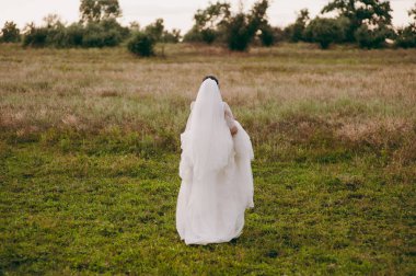 Kum bir yürüyüş gelin ve damat deniz alanı günbatımı mimari düğün çift çimen