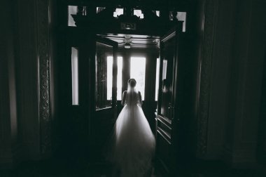 Kum bir yürüyüş gelin ve damat deniz alanı günbatımı mimari düğün çift çimen