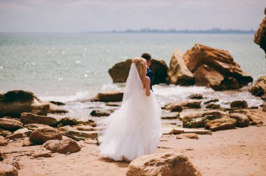 Kum bir yürüyüş gelin ve damat deniz alanı günbatımı mimari düğün çift çimen