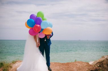 Kum bir yürüyüş gelin ve damat deniz alanı günbatımı mimari düğün çift çimen