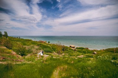 Kum bir yürüyüş gelin ve damat deniz alanı günbatımı mimari düğün çift çimen