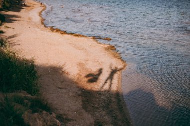 Kum bir yürüyüş gelin ve damat deniz alanı günbatımı mimari düğün çift çimen