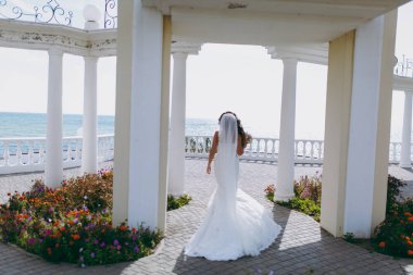 Kum bir yürüyüş gelin ve damat deniz alanı günbatımı mimari düğün çift çimen