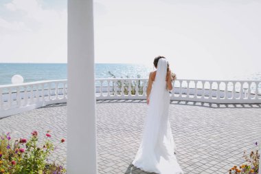 Kum bir yürüyüş gelin ve damat deniz alanı günbatımı mimari düğün çift çimen