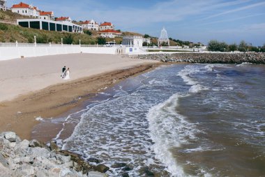 Kum bir yürüyüş gelin ve damat deniz alanı günbatımı mimari düğün çift çimen