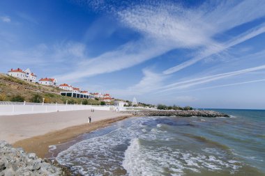 Kum bir yürüyüş gelin ve damat deniz alanı günbatımı mimari düğün çift çimen