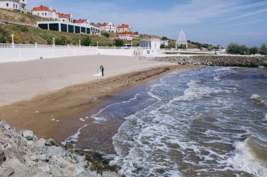 Kum bir yürüyüş gelin ve damat deniz alanı günbatımı mimari düğün çift çimen