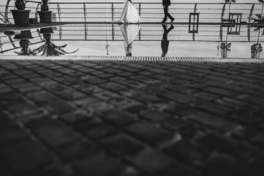 Kum bir yürüyüş gelin ve damat deniz alanı günbatımı mimari düğün çift çimen