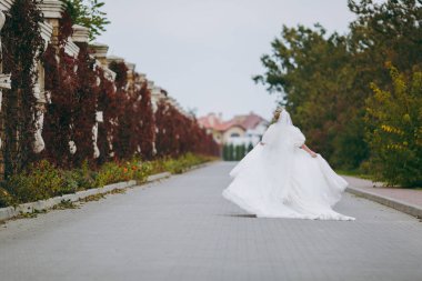 Kum bir yürüyüş gelin ve damat deniz alanı günbatımı mimari düğün çift çimen