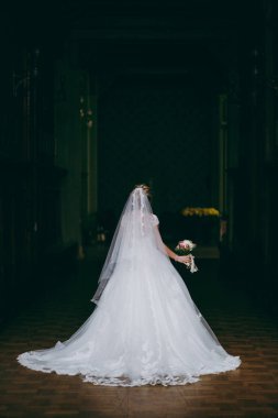 Kum bir yürüyüş gelin ve damat deniz alanı günbatımı mimari düğün çift çimen