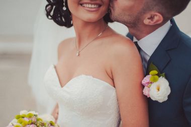 Kum bir yürüyüş gelin ve damat deniz alanı günbatımı mimari düğün çift çimen