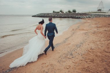 Kum bir yürüyüş gelin ve damat deniz alanı günbatımı mimari düğün çift çimen