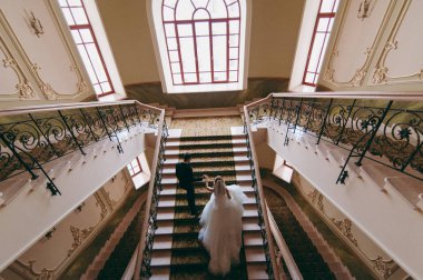 Kum bir yürüyüş gelin ve damat deniz alanı günbatımı mimari düğün çift çimen