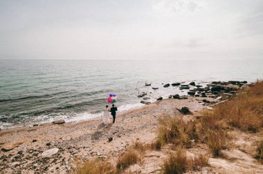 Kum bir yürüyüş gelin ve damat deniz alanı günbatımı mimari düğün çift çimen