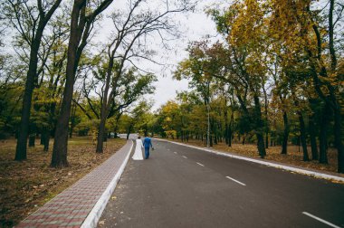 Kum bir yürüyüş gelin ve damat deniz alanı günbatımı mimari düğün çift çimen