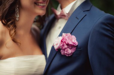 Kum bir yürüyüş gelin ve damat deniz alanı günbatımı mimari düğün çift çimen