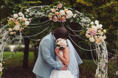 Kum bir yürüyüş gelin ve damat deniz alanı günbatımı mimari düğün çift çimen