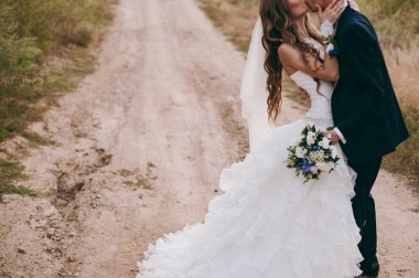 Kum bir yürüyüş gelin ve damat deniz alanı günbatımı mimari düğün çift çimen