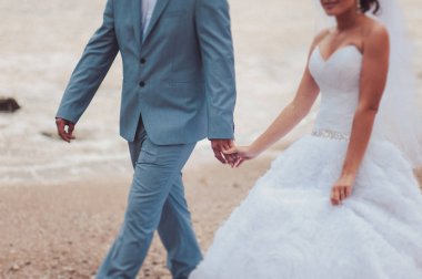 Tutan eller. Evli çift el ele tutuşarak closeup görünümü