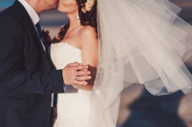 Tutan eller. Evli çift el ele tutuşarak closeup görünümü