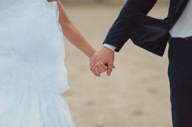 Tutan eller. Evli çift el ele tutuşarak closeup görünümü