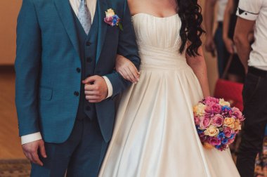 Tutan eller. Evli çift el ele tutuşarak closeup görünümü