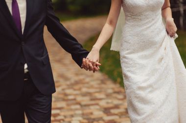 Tutan eller. Evli çift el ele tutuşarak closeup görünümü