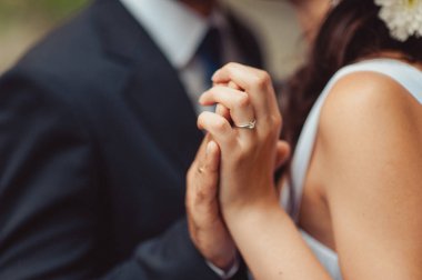 Tutan eller. Evli çift el ele tutuşarak closeup görünümü