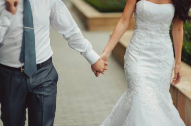 Tutan eller. Evli çift el ele tutuşarak closeup görünümü