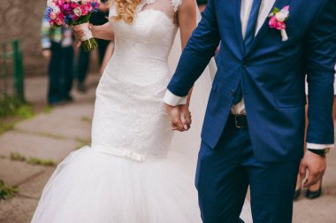 Tutan eller. Evli çift el ele tutuşarak closeup görünümü