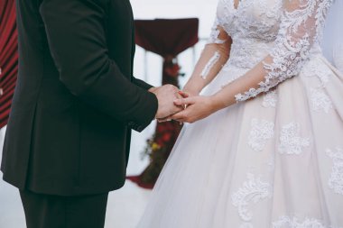 Tutan eller. Evli çift el ele tutuşarak closeup görünümü