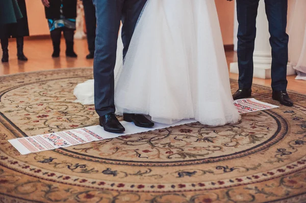 Pasangan ini berdiri di atas handuk bordir — Stok Foto
