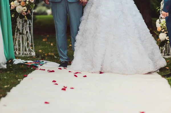 O casal está de pé sobre uma toalha bordada — Fotografia de Stock