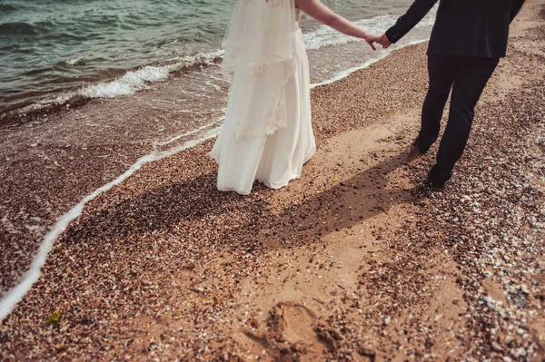 Damat ve gelinin ayak plaj